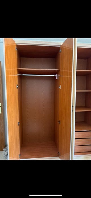 Dormitorio completo con armario y cama