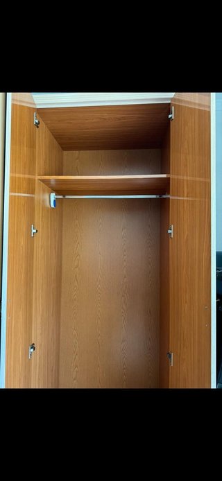 Dormitorio completo con armario y cama