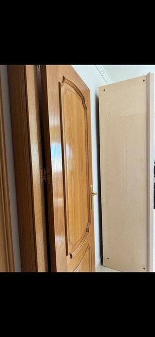 Dormitorio completo con armario y cama