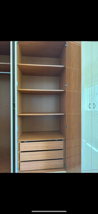 Dormitorio completo con armario y cama