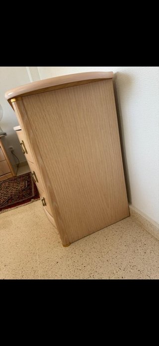 Dormitorio completo con armario y cama