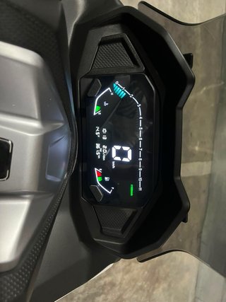 Vogue SR1 Maxi Scooter Blanca y Negra