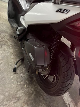 Vogue SR1 Maxi Scooter Blanca y Negra