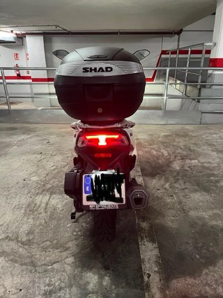 Vogue SR1 Maxi Scooter Blanca y Negra