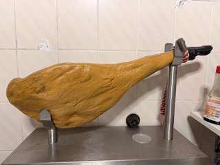 Jamón de plástico con jamonero