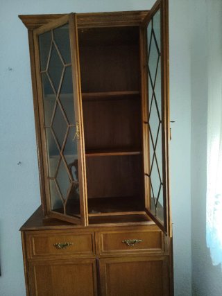 Mueble expositor de madera y cristal.