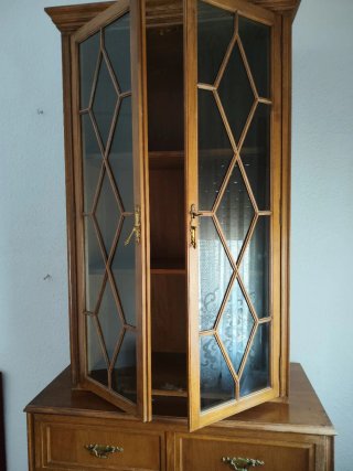 Mueble expositor de madera y cristal.