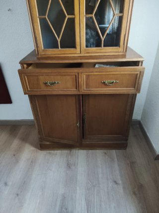 Mueble expositor de madera y cristal.