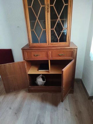 Mueble expositor de madera y cristal.