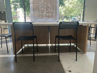 Escritorio de oficina beige y blanco