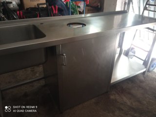 Mesa de acero inoxidable con fregadero