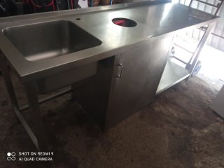 Mesa de acero inoxidable con fregadero