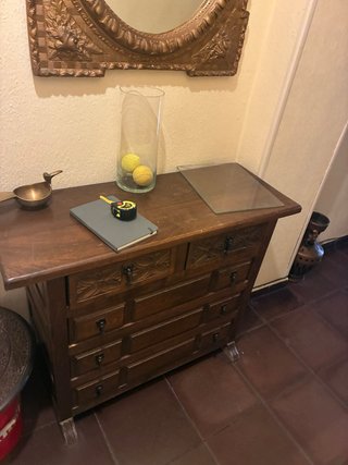 Aparador de madera con detalles dorados