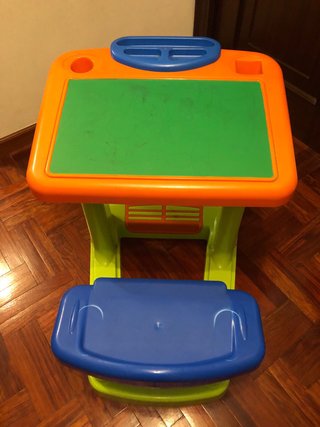 Mesa pupitre infantil de plástico