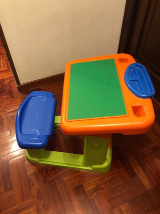 Mesa pupitre infantil de plástico