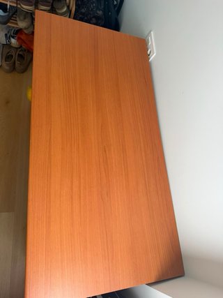 Escritorio de madera con estantes