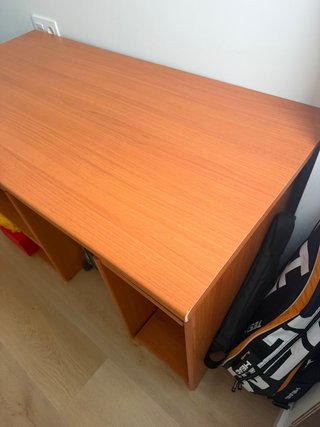 Escritorio de madera con estantes