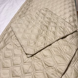 Cobre-pés bege dourado 70x220 com duas almofadas