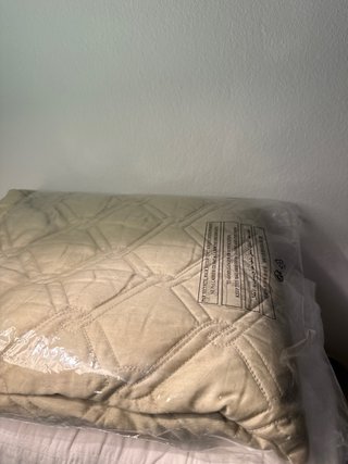 Cobre-pés bege dourado 70x220 com duas almofadas