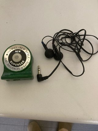 Auriculares negros con estuche ampliador sonido