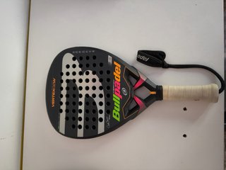 Bullpadel Vertex 02 W + funda Wilson