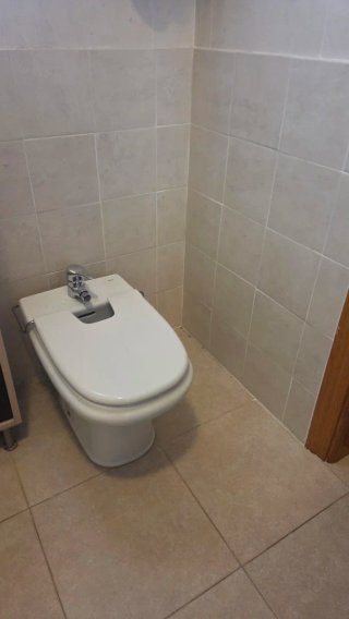Bidé blanco nuevo con tapa