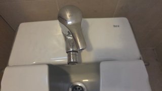 Bidé blanco nuevo con tapa