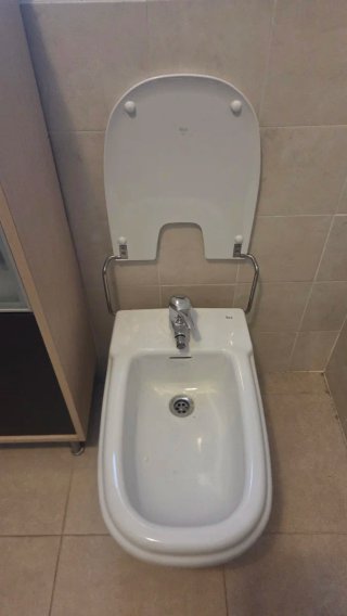 Bidé blanco nuevo con tapa
