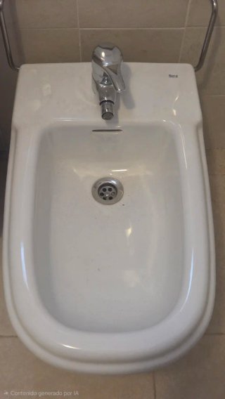 Bidé blanco nuevo con tapa