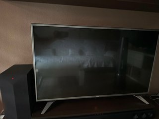 TV LG 43 + Barra Sonido Negra