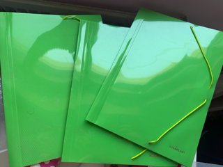 Carpeta verde con elástico