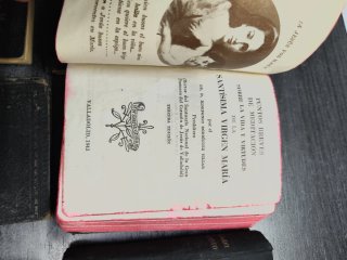 Libros antiguos religiosos, algunos más  100 años.