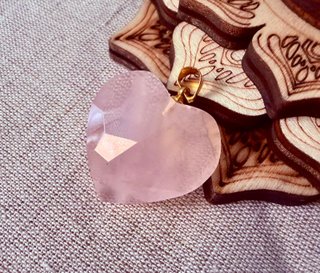 Colgante de Cuarzo Rosa de Alta Calidad en Oro