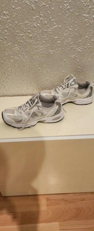 Zapatillas New Balance Blancas y Plateadas