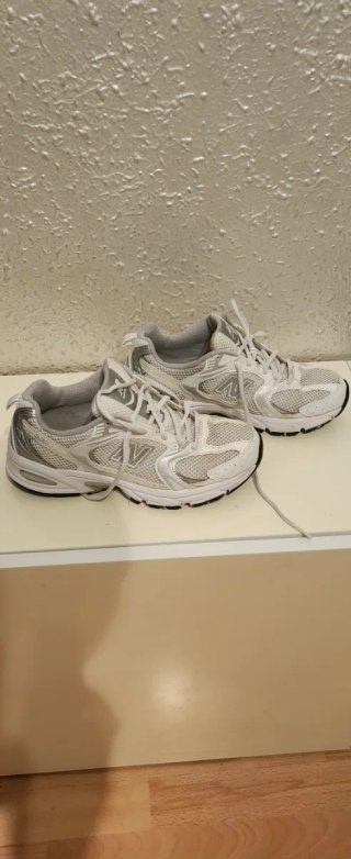 Zapatillas New Balance Blancas y Plateadas