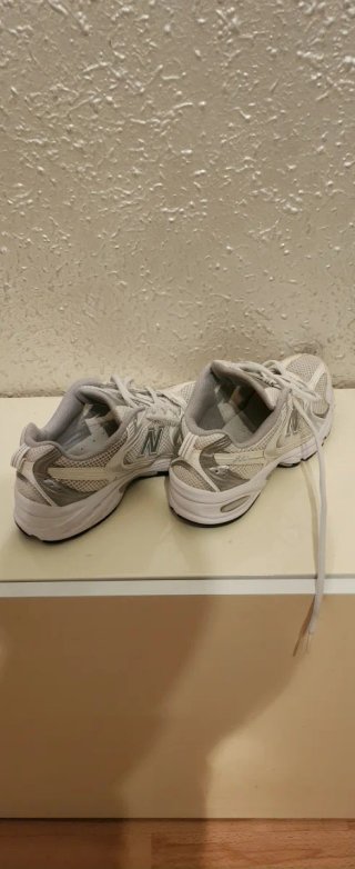Zapatillas New Balance Blancas y Plateadas