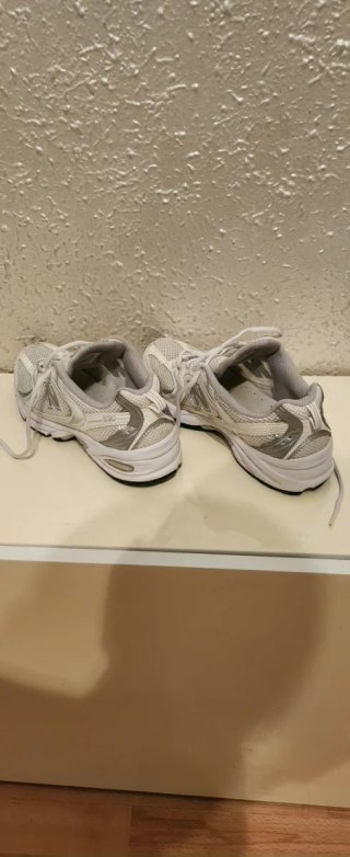 Zapatillas New Balance Blancas y Plateadas