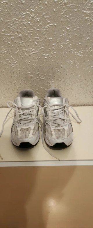 Zapatillas New Balance Blancas y Plateadas