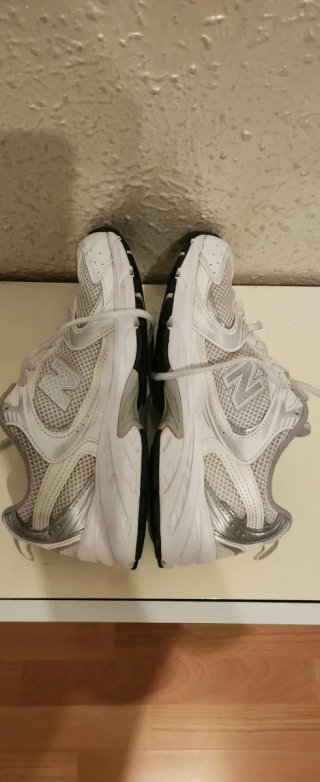 Zapatillas New Balance Blancas y Plateadas