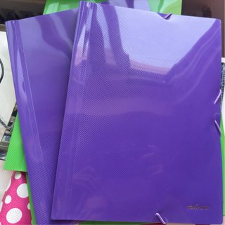Carpeta morada con elástico
