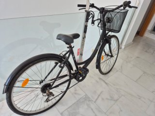 Bicicleta urbana negra con cesta City 20