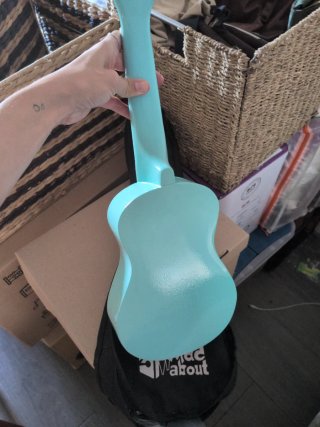 Ukelele azul con funda