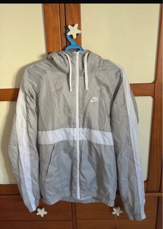 Chaqueta Nike Gris y Blanca con Capucha