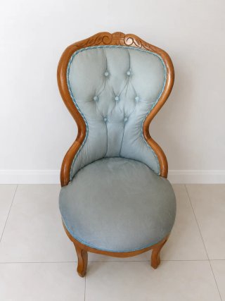 Sillón calzador suave como el terciopelo y madera