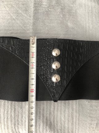 Cinturón ancho negro con tachuelas