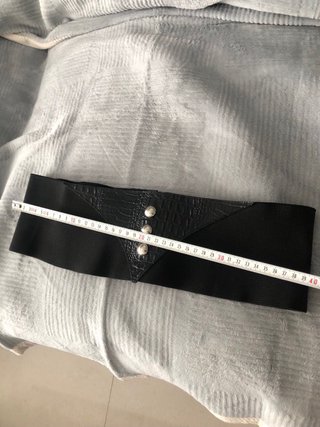 Cinturón ancho negro con tachuelas