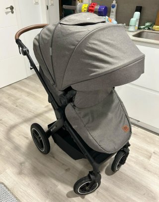 Carrito de bebé gris