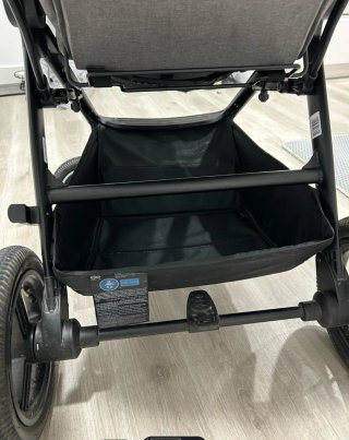 Carrito de bebé gris