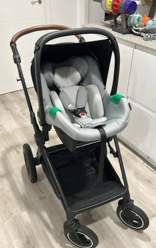 Carrito de bebé gris