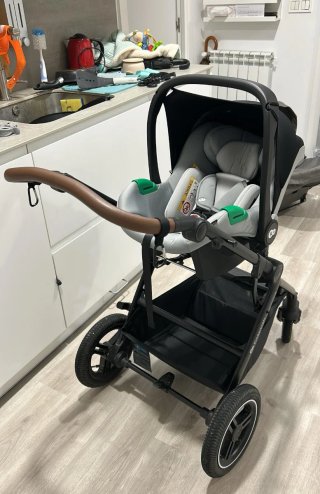 Carrito de bebé gris